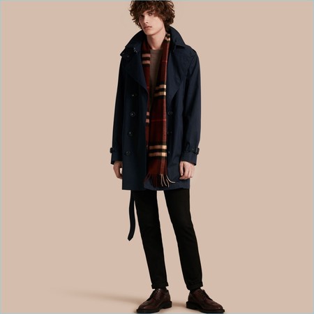 El trench coat sigue dando batalla estética desde las trincheras de Burberry