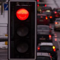 Los coches autónomos podrían ayudar a mejorar el tráfico, pero para ello se necesitarán semáforos con un cuarto color