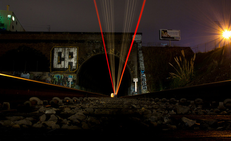 El paso fugaz de los trenes en la oscura noche