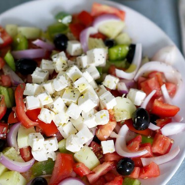 “Me la enseñó un chef en Grecia”: esta sencilla salsa vinagreta subirá de categoría tu ensalada griega 