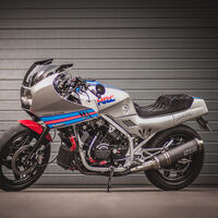 Esta Honda VFR levanta pasiones y rompe cuellos: De morirse en un granero a revivir el sueño de su abuelo