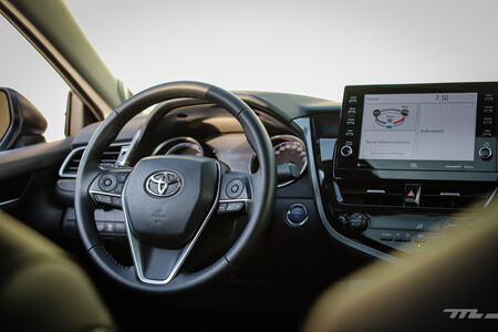Toyota Camry Hybrid 2021, a prueba: el sedán japonés que apuesta por el comfort y la eficiencia 52 Toyota Camry Hybrid 2021 Prueba De Manejo Opiniones 68