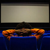 Los cines llevan años perdiendo público ante el streaming. La respuesta de un cine español es cobrarte menos por escoger un peor asiento