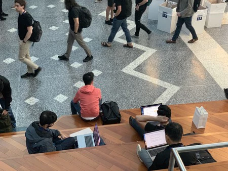 マッケンナリーセンター内の開発者。 2019年6月撮影(WWDC19)