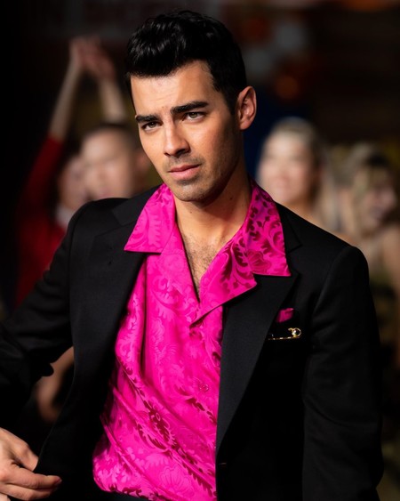 A falta de discos de platino, Joe Jonas lo incorpora en su nuevo cambio de look