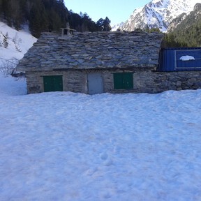 La cabaña del Turmo del '20 de abril' de Celtas Cortos existe: es un modesto refugio ganadero del Pirineo aragonés 