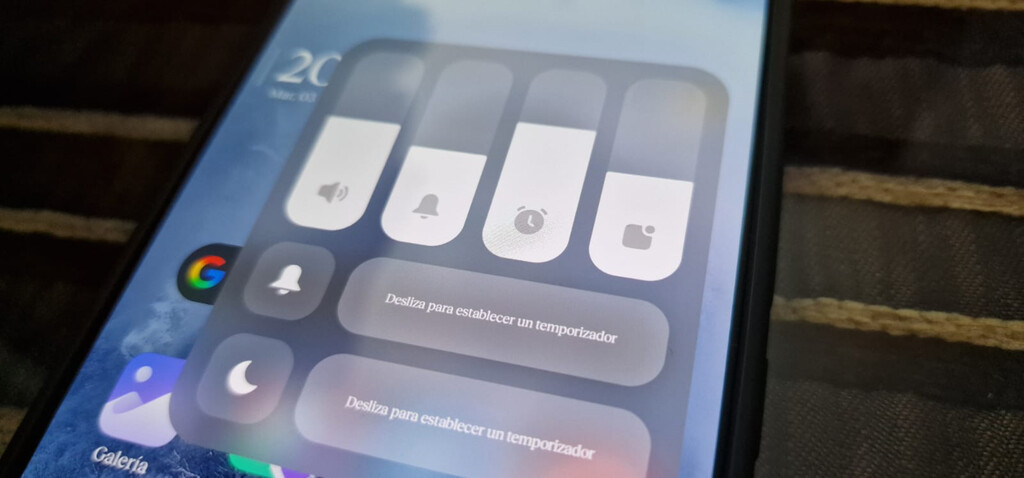 Hay una barra extra en HyperOS para controlar el volumen sólo de las notificaciones, pero debes activarla antes 