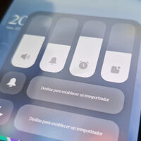 Hay una barra extra en HyperOS para controlar el volumen sólo de las notificaciones, pero debes activarla antes 