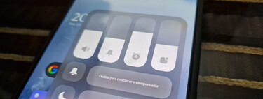 Hay una barra extra en HyperOS para controlar el volumen sólo de las notificaciones, pero debes activarla antes 