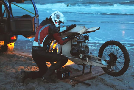 Fabricada en madera y alimentada con algas, así es la moto más sostenible de la historia