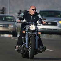 Ir en moto sin casco es legal en España si se cumplen ciertas excepciones, pero es una norma obsoleta y demasiado peligrosa 