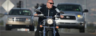 Ir en moto sin casco es legal en España en ciertos casos, pero es una norma obsoleta y peligrosa que la DGT debería cambiar 