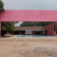 Creíamos que el aire acondicionado era la única forma de combatir el calor. Un arquitecto mexicano lleva décadas enfriando casas con pintura 