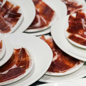 Con este jamón ibérico de cebo rebajado en El Corte Inglés las vacaciones de verano solo pueden ir a mejor