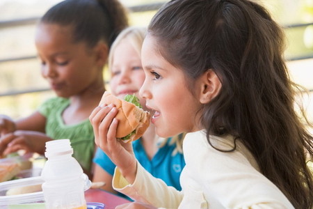 Una niña de dos años es expulsada tres días de la escuela infantil por introducir un sandwich en clase