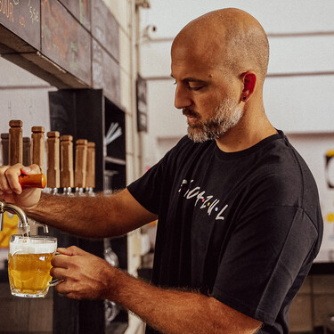 Río Azul reabre su taproom en Sevilla: así es la fábrica de cerveza independiente que exporta a media Europa y apenas se conoce en su ciudad 