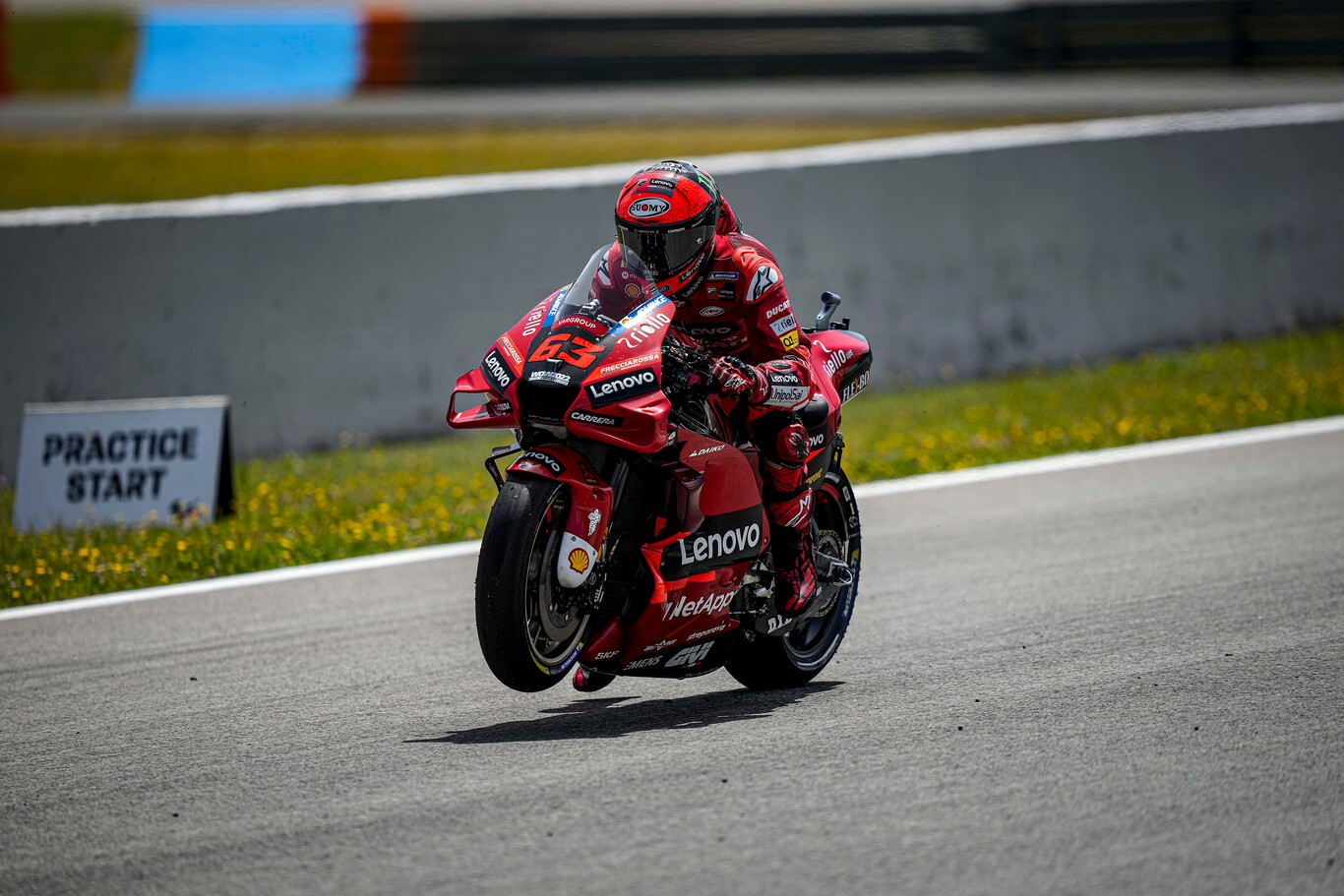 ¡Qué bestia! Pecco Bagnaia destroza el récord de Jerez para quitarle la pole a Fabio Quartarararo