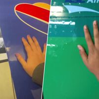 Milhares de passageiros nunca embarcam em um avião sem antes tocá-lo. A psicologia tem uma explicação muito clara para esse estranho ritual 