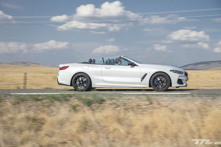BMW M850i Cabrio en marcha lateral