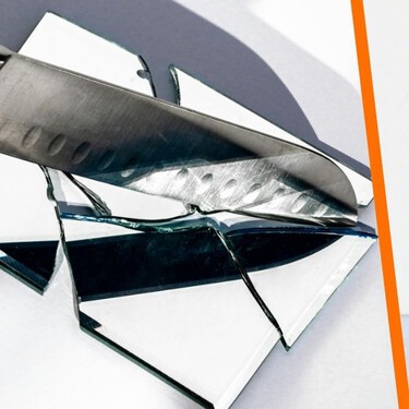 No más cortaduras: así se levantan los vidrios con la escoba y el recogedor