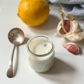 Salsa blanca de kebab, una receta fácil, rápida y adictiva para preparar en 5 minutos