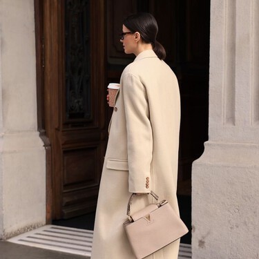 El Corte Inglés rebaja (mucho) el abrigo largo color vainilla más calentito, sofisticado y elegante de Adolfo Domínguez