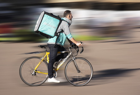 Empieza el juicio de los ‘riders’ contra Deliveroo: el caso que puede cambiar las reglas del juego de las apps de reparto
