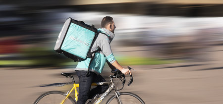 Empieza el juicio de los 'riders' contra Deliveroo: el caso que puede cambiar las reglas del juego de las apps de reparto