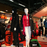 La mejor compra del verano no es un bañador, sino este abrigo Helly Hansen a más del 60% de descuento para el frío 