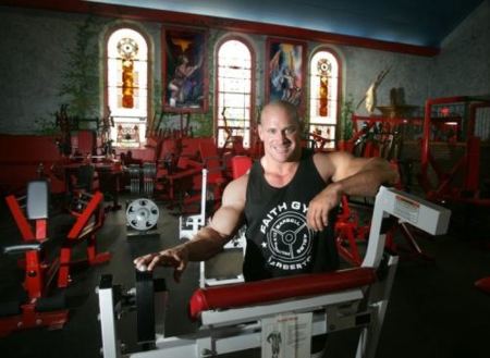 Un gimnasio en una iglesia