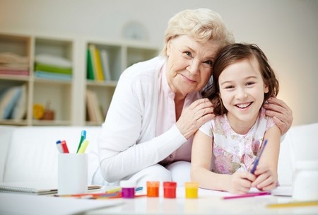 Por qué es bueno para todos que los niños pasen días de vacaciones con los abuelos