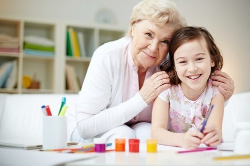 Por qué es bueno para todos que los niños pasen días de vacaciones con los abuelos 