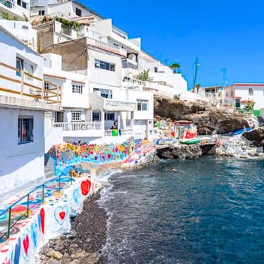 Era uno de los pueblos pesqueros más bonitos de España, pero ahora lo han pintado de gris para echar a los turistas 