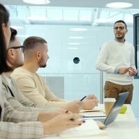 Psicólogos concordam: trabalhar muito ajuda, mas o mais importante é se dar bem com o chefe 