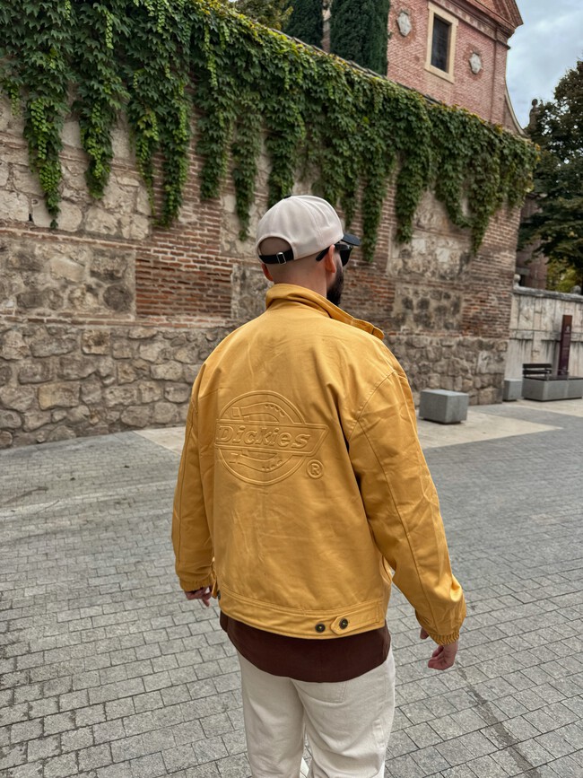 Pull Bear Tiene La Chaqueta Viral Que Le Planta Cara Al Mal Clima Una Pieza De Su Colaboracion Con Dickies Para Looks Que No Pasan Desapercibidos