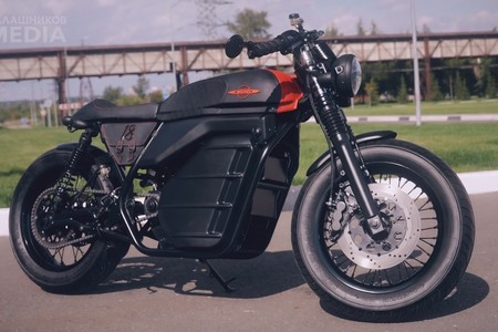 Kalashnikov (el de las AK-47) se atreve con las motos eléctricas retro y el resultado es un acierto
