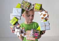 Cómo hacer una corona de Navidad con regalos