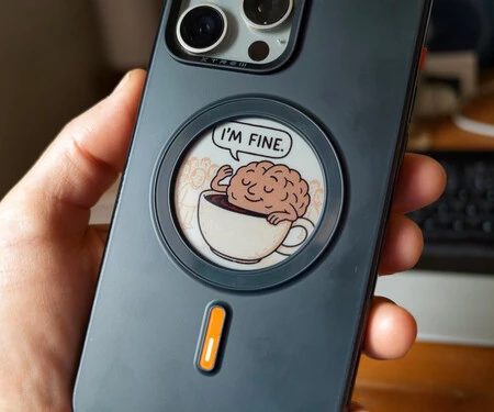 La funda en color negro es algo sucia: se le quedan las huellas