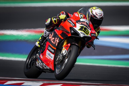 ¡Vaya baño! Álvaro Bautista machaca a Jonathan Rea para llevarse una victoria aplastante en Misano