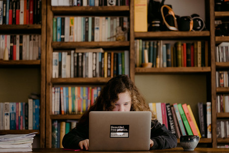 Un nuevo lenguaje para enseñar programación a los niños como se enseña a leer y escribir: de forma gradual y por niveles
