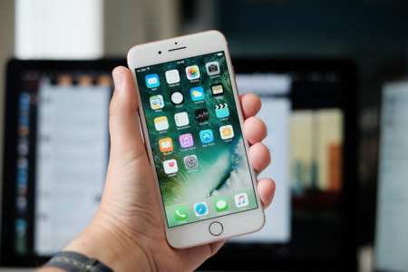 Un nuevo bug permite acceder a los contactos y fotografías de un iPhone sin desbloquearlo: te enseñamos cómo evitarlo