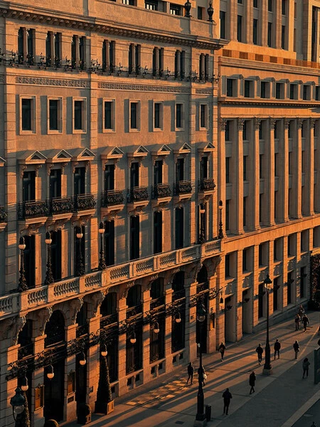 写真には人が写っているので、この建物の大きさがよくわかります。