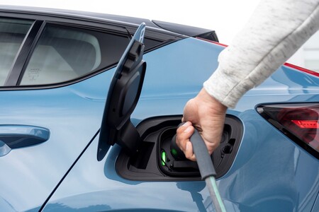 En España no está impulsando lo suficiente el coche eléctrico, y Europa da un primer aviso