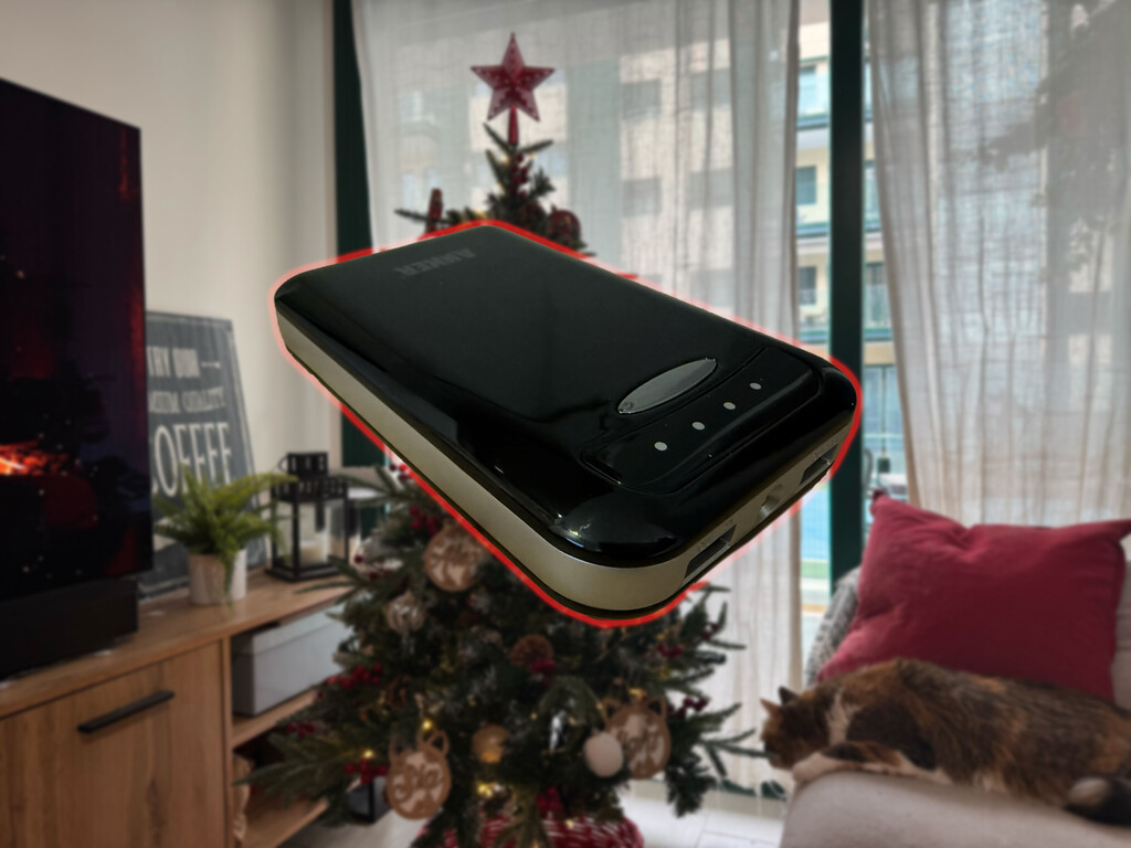 Si tienes una batería externa para móviles que ya no usas, tienes un tesoro: así puedes aprovecharla con el árbol de Navidad