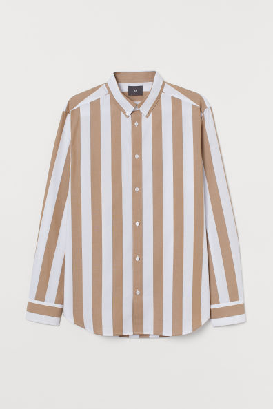 Camisa de algodón de manga larga con cuello americano, tapeta clásica, puños ajustables con perilla y botón, canesú en la espalda y bajo redondeado con espalda algo más larga. Corte estándar – ajuste clásico con cintura ligeramente entallada para una buena libertad de movimientos y una silueta elegante y cómoda.