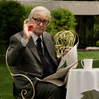 La lección de vida de Michael Caine a los 93 años: "los patos parecen tranquilos en la superficie, pero por dentro reman con todas sus fuerzas" 