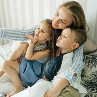 ¿Adiós al sharenting? Francia busca prohibir a los padres compartir fotos de sus hijos en redes sociales sin su permiso