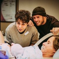 Una abuela da a luz a su nieta, para que su hijo y su marido logren cumplir el sueño de ser padres