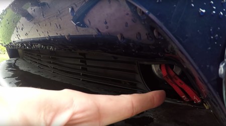 Así se abre el maletero delantero de un Tesla con un destornillador (pero tiene explicación)