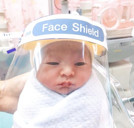 Ni pantallas faciales ni mascarillas en bebés: los pediatras alertan del grave riesgo de asfixia que pueden provocar